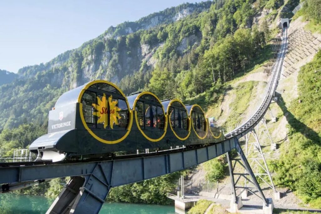 Village de Stoos et ses chalets sur un replat alpin entouré de sommets en Suisse centrale