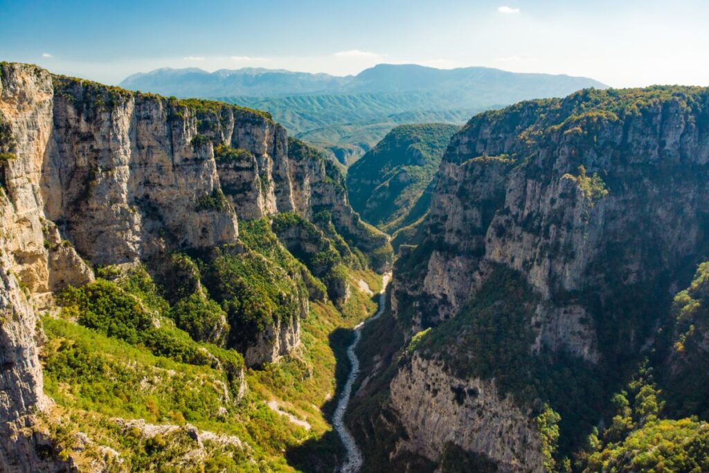 Vue plongeante sur les gorges de Vikos et leurs parois calcaires, dans le Zagori en Épire