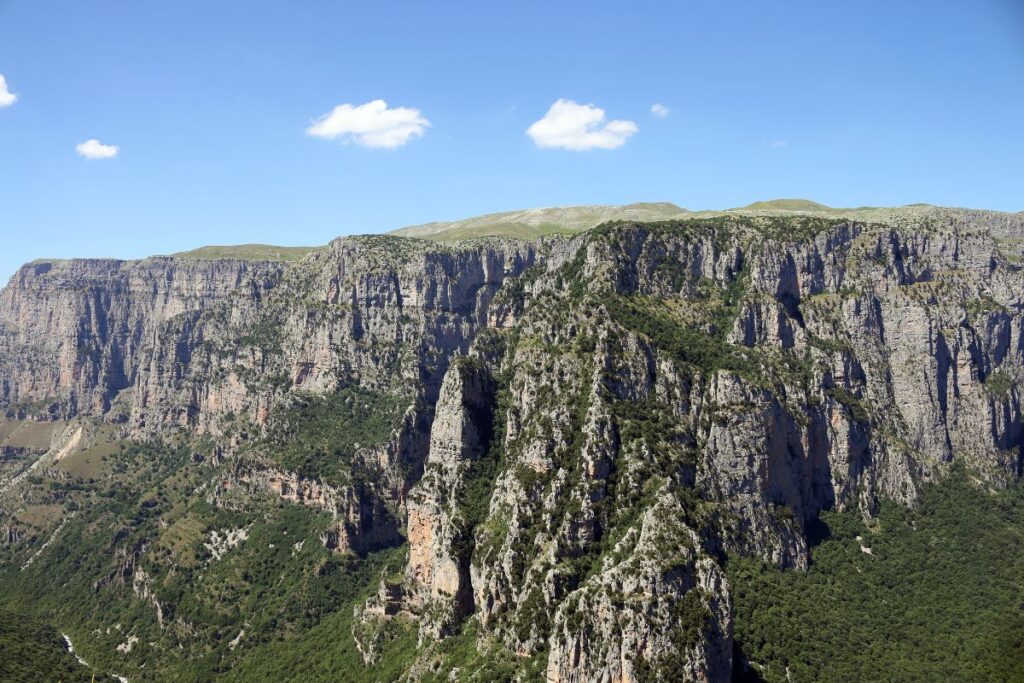Village de pierre du Zagori au-dessus des gorges de Vikos, en Épire