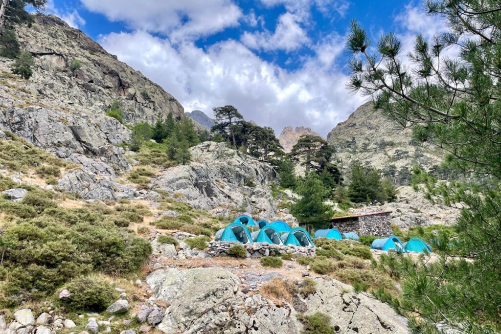 Refuge et aire de bivouac du GR20 au pied des montagnes corses