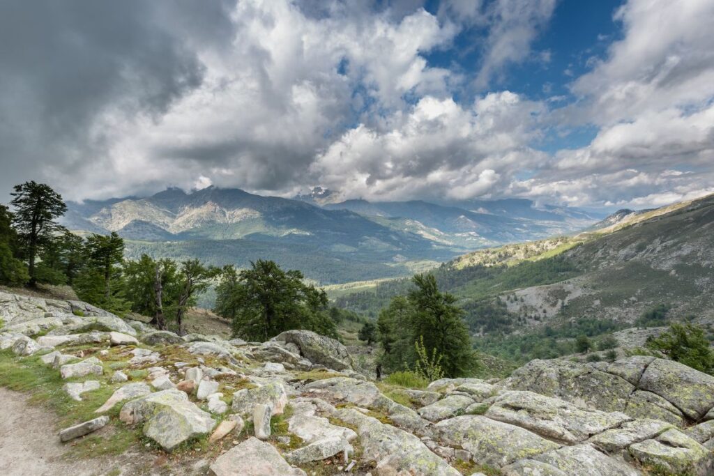 Sentier du GR20 serpentant entre les massifs granitiques du centre de la Corse
