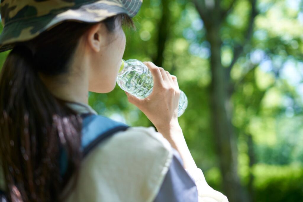 Gourdes et bouteilles d’eau préparées avant une randonnée