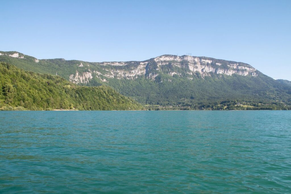 Plage aménagée et baigneurs au bord du lac d’Aiguebelette en été