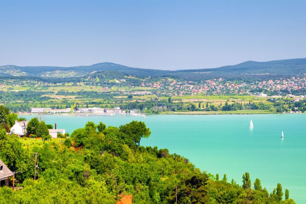 Vue sur le lac Balaton et les collines volcaniques de sa rive nord en Hongrie