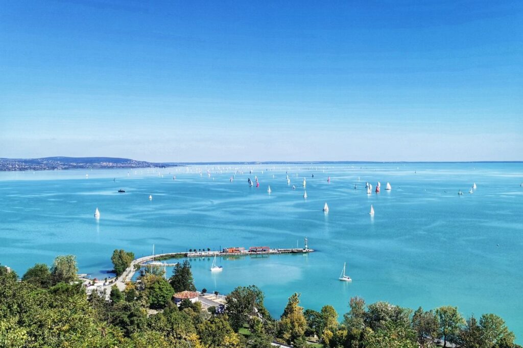 Vignobles en terrasses sur les pentes volcaniques au bord du lac Balaton