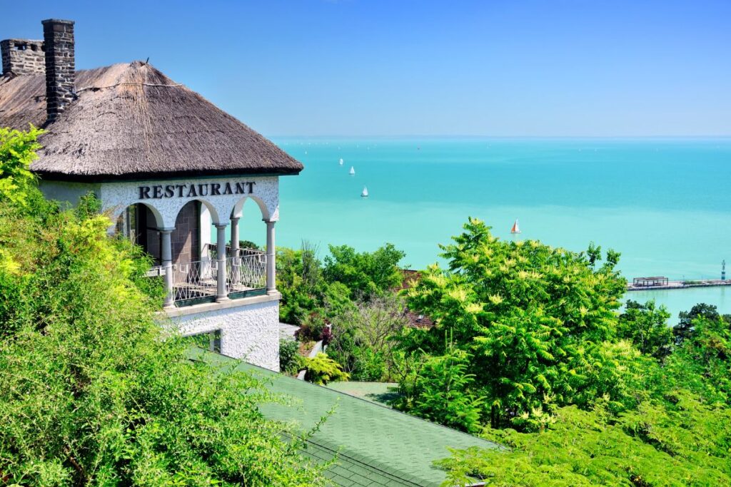 Orgues basaltiques sur les flancs d’une butte volcanique près du lac Balaton