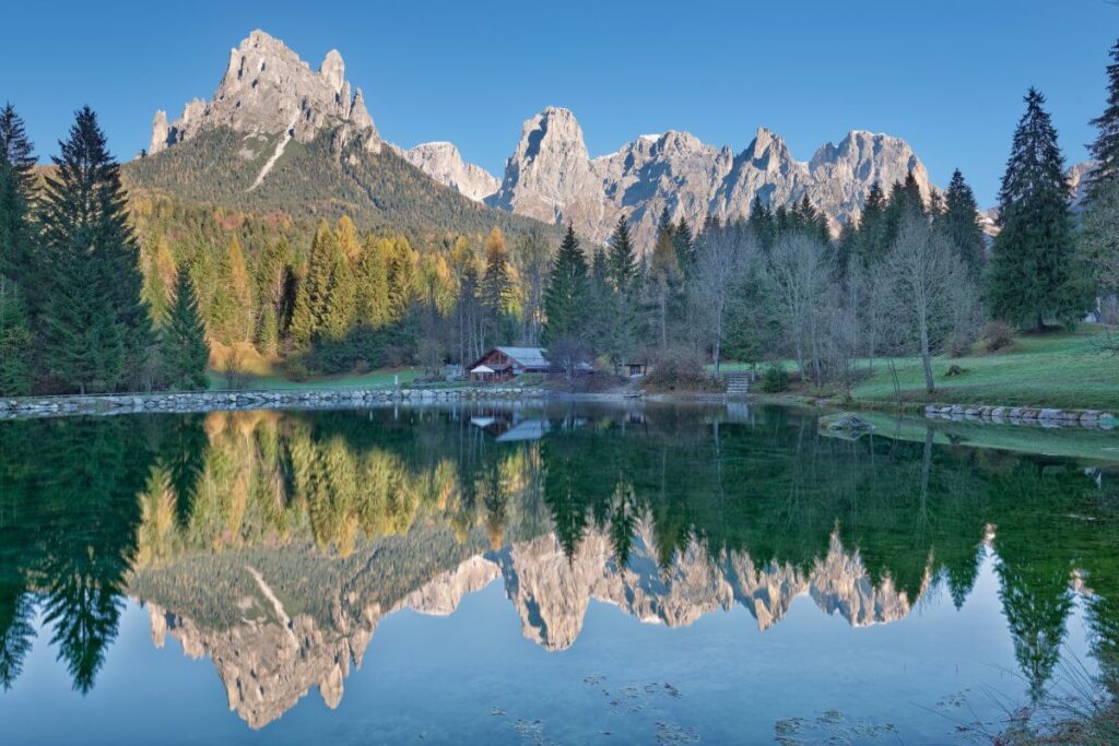 Lac Welsperg aux eaux turquoise dans le Val Canali, Dolomites du Trentin