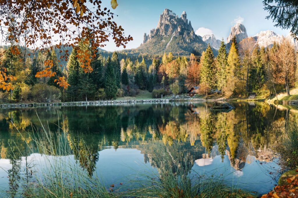 Reflet des parois dolomitiques dans le lac Welsperg par temps calme