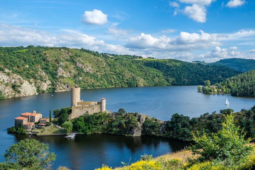 Vue sur le lac de Grangent encaissé dans les gorges de la Loire, entouré de versants boisés