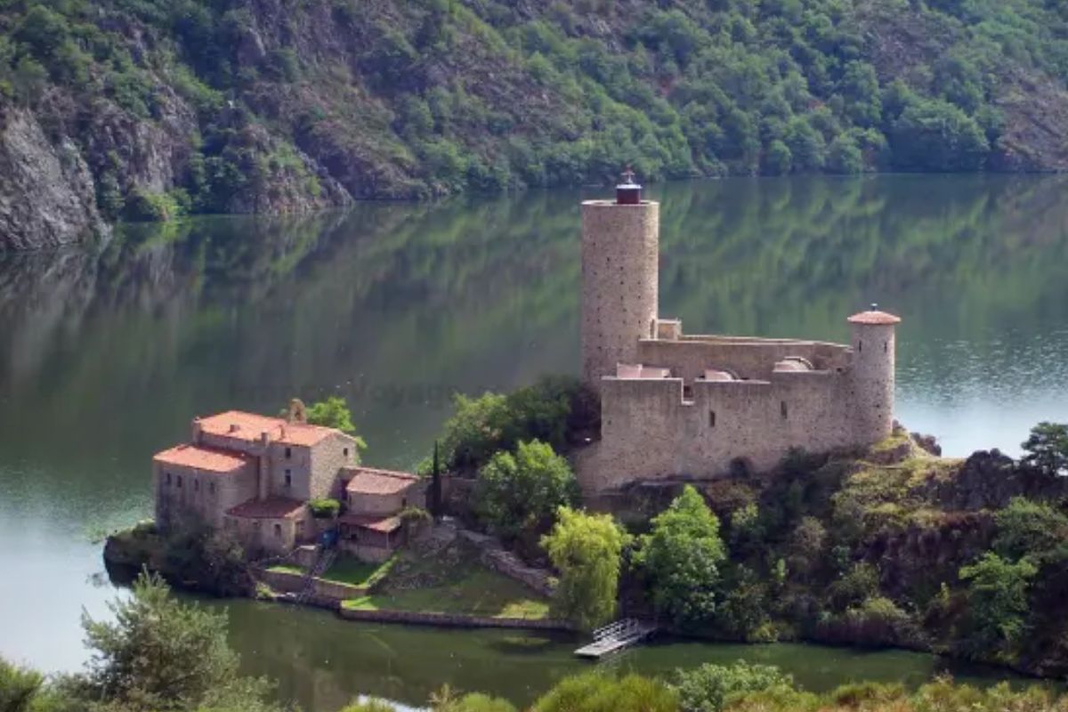 Tour du lac de Grangent : randonnée de 24 km dans les gorges de la Loire