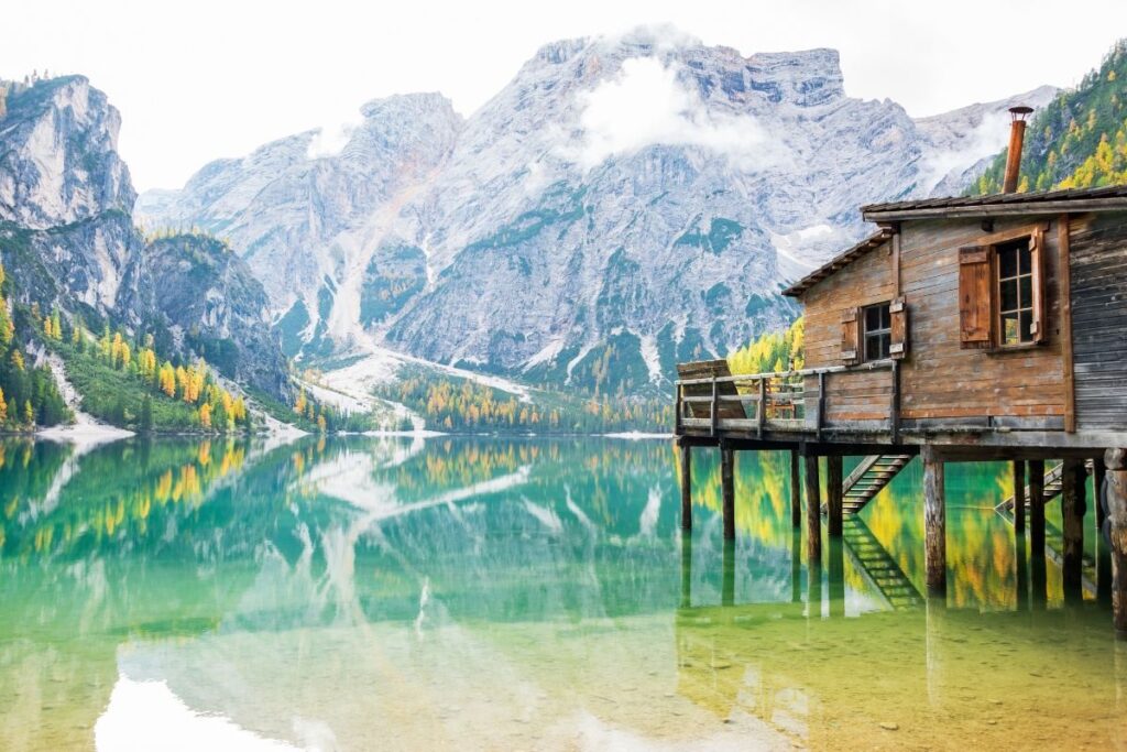 Lac de Braies aux eaux turquoise au pied des falaises du Seekofel, dans les Dolomites
