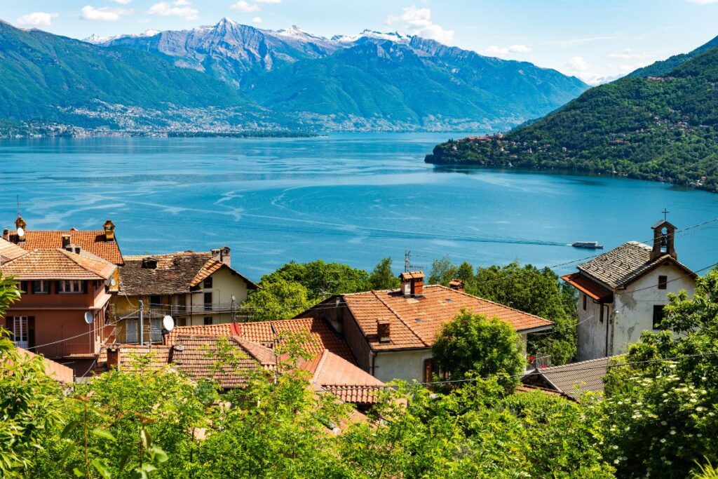 Îles Borromées sur le lac Majeur, avec les montagnes du Piémont en arrière-plan