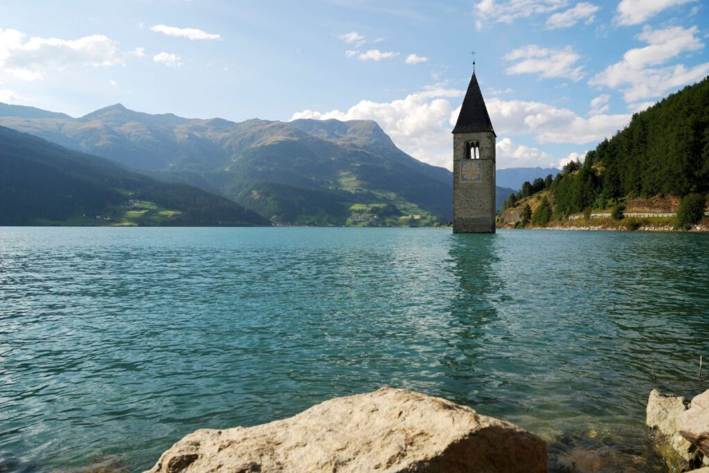 Clocher de Curon émergeant des eaux du lac de Resia, dans le Haut-Adige