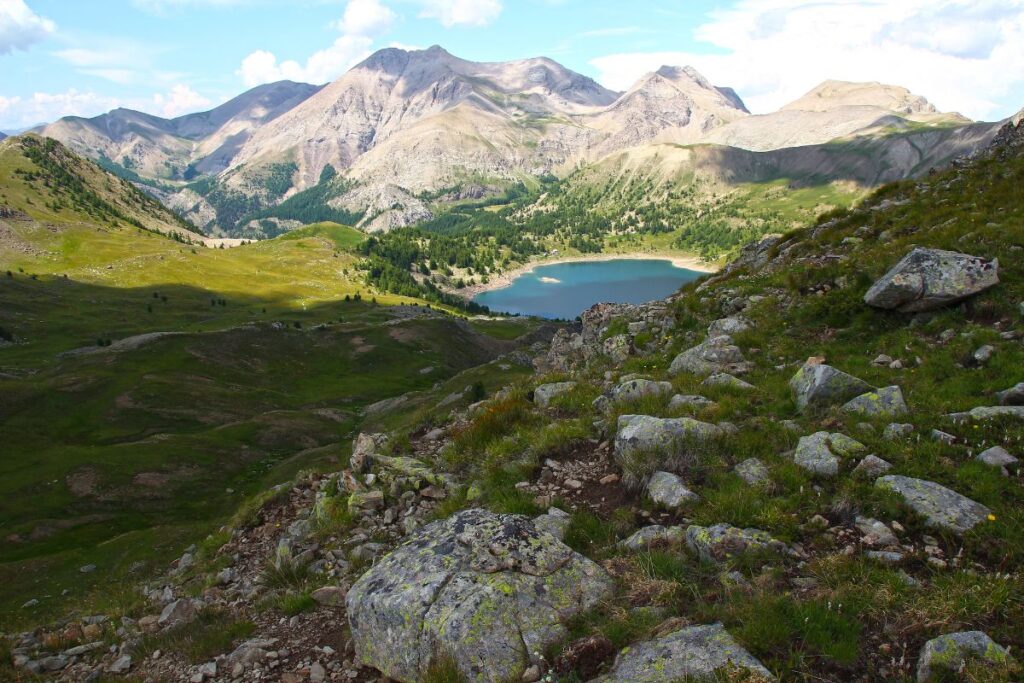 Sentier raide en éboulis dans le vallon de l’Autier, vallée de la Gordolasque