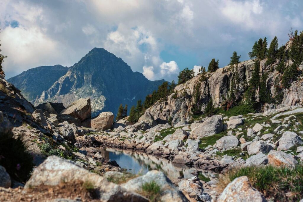 Refuge de Nice et lac de la Fous dans un cirque minéral de la haute Gordolasque