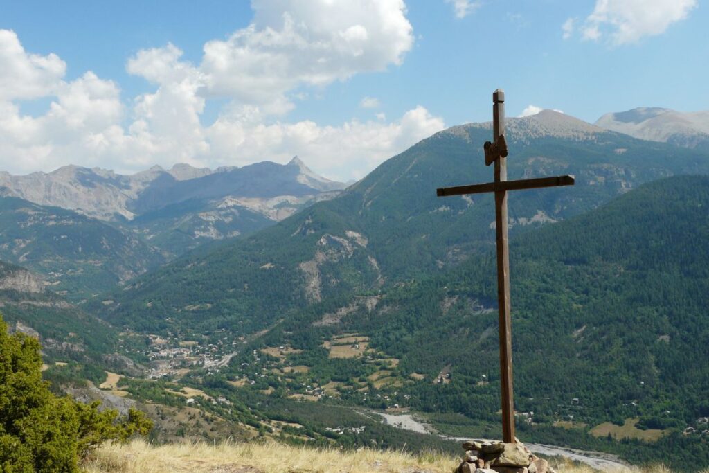 Marmotte des Alpes dressée sur ses pattes arrière près de son terrier dans un alpage