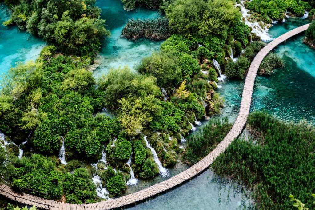 Cascades et végétation printanière autour des lacs de Plitvice