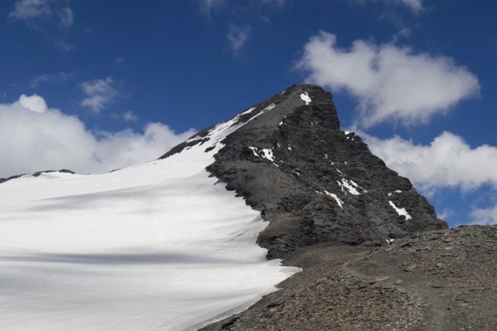 Randonneurs dans les pierriers de l’Aiguille de la Grande Sassière, au-dessus de Tignes en Haute-Tarentaise