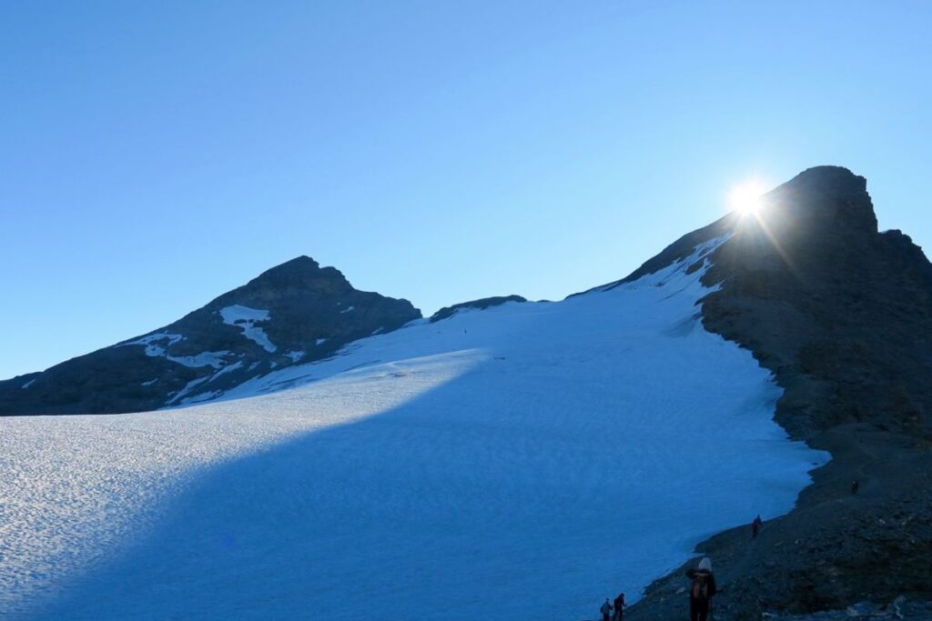 Arête rocheuse et pierriers sur la partie haute de l’Aiguille de la Grande Sassière, frontière franco-italienne