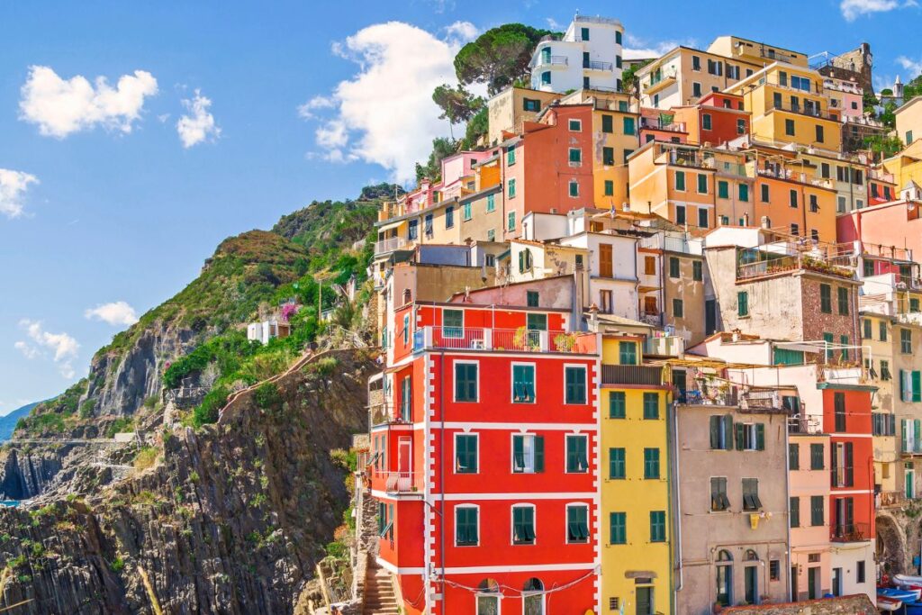 Village coloré des Cinque Terre accroché à la falaise au-dessus de la mer Ligure
