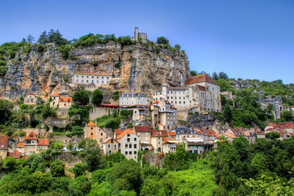Ruines du moulin du Saut accrochées à la falaise dans les gorges de l’Alzou, près de Gramat