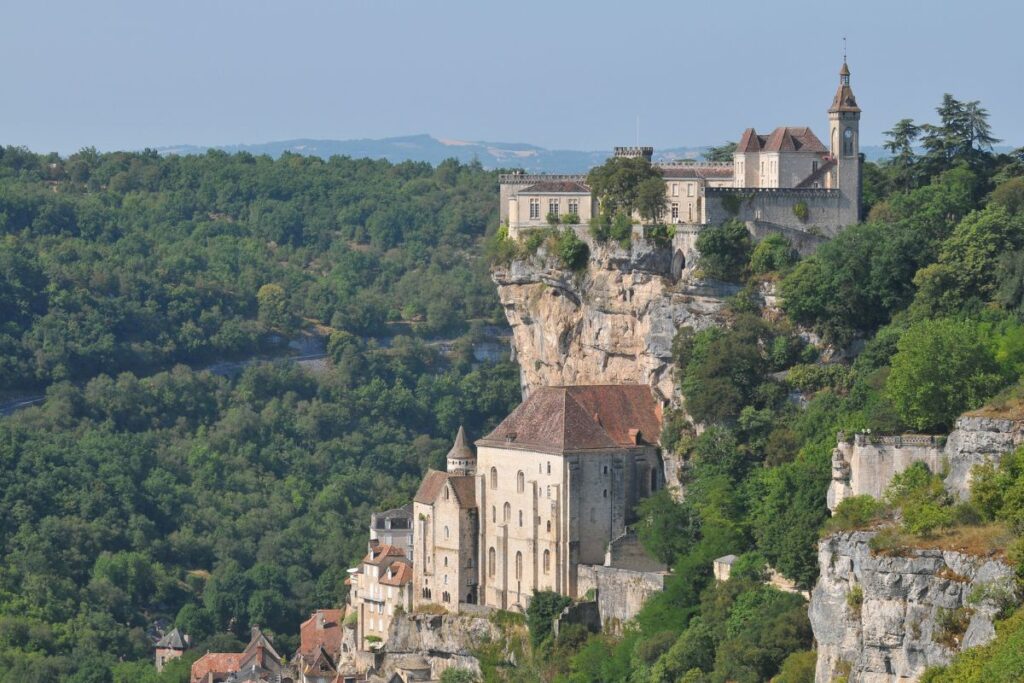 Vue sur la cité médiévale de Rocamadour accrochée à la falaise au-dessus du canyon de l’Alzou
