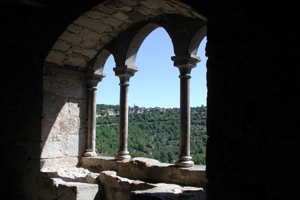 Chemin de croix en lacets descendant vers les sanctuaires de Rocamadour