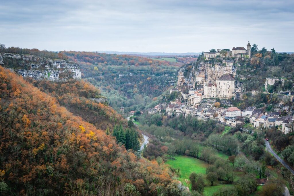 Rue médiévale du village de Rocamadour avec ses maisons en pierre et ses portes fortifiées