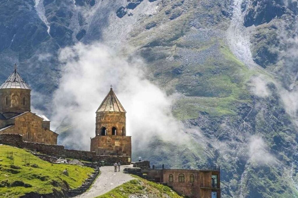 Panorama sur le mont Kazbek enneigé et la vallée de la Terek depuis les hauteurs de Gergeti