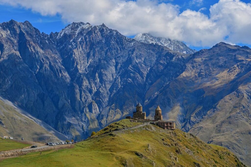 Sentier de randonnée dans une vallée verdoyante du Grand Caucase, région de Kazbegi en Géorgie