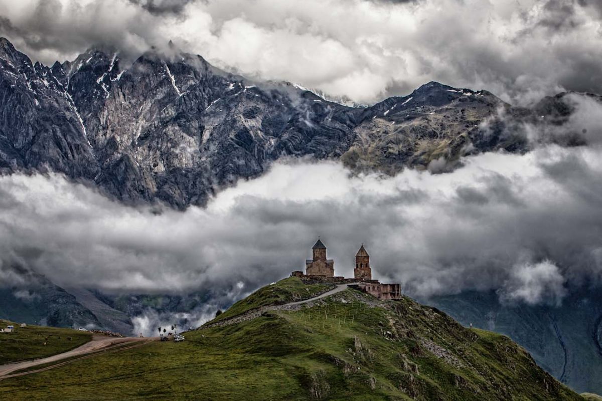 Randonnée à l’église de Gergeti (Géorgie) : itinéraire depuis Stepantsminda et conseils