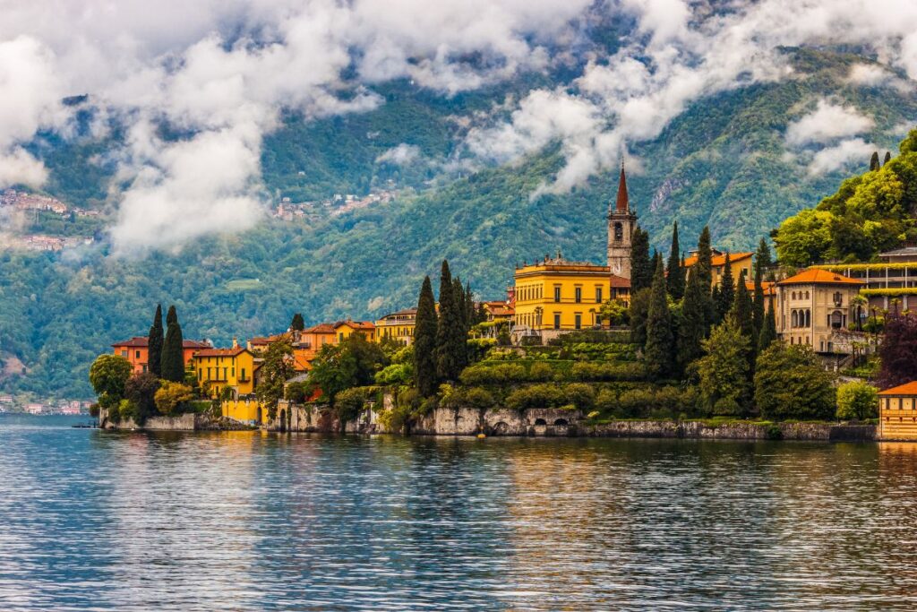 Maisons colorées de Varenna au bord du lac de Côme avec la passerelle piétonne au ras de l’eau
