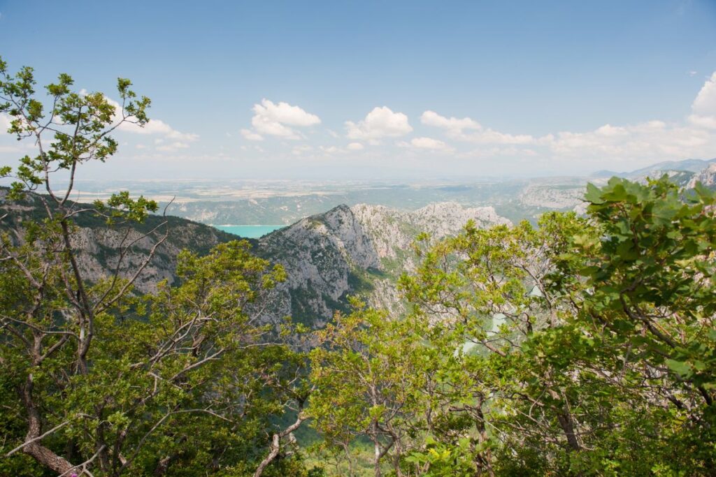 Sentier de randonnée menant à un ancien bâtiment en pierre restauré dans les montagnes de Haute-Provence