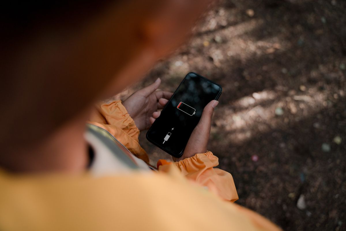 Randonner sans batterie externe : gérer l’énergie de ses appareils en autonomie
