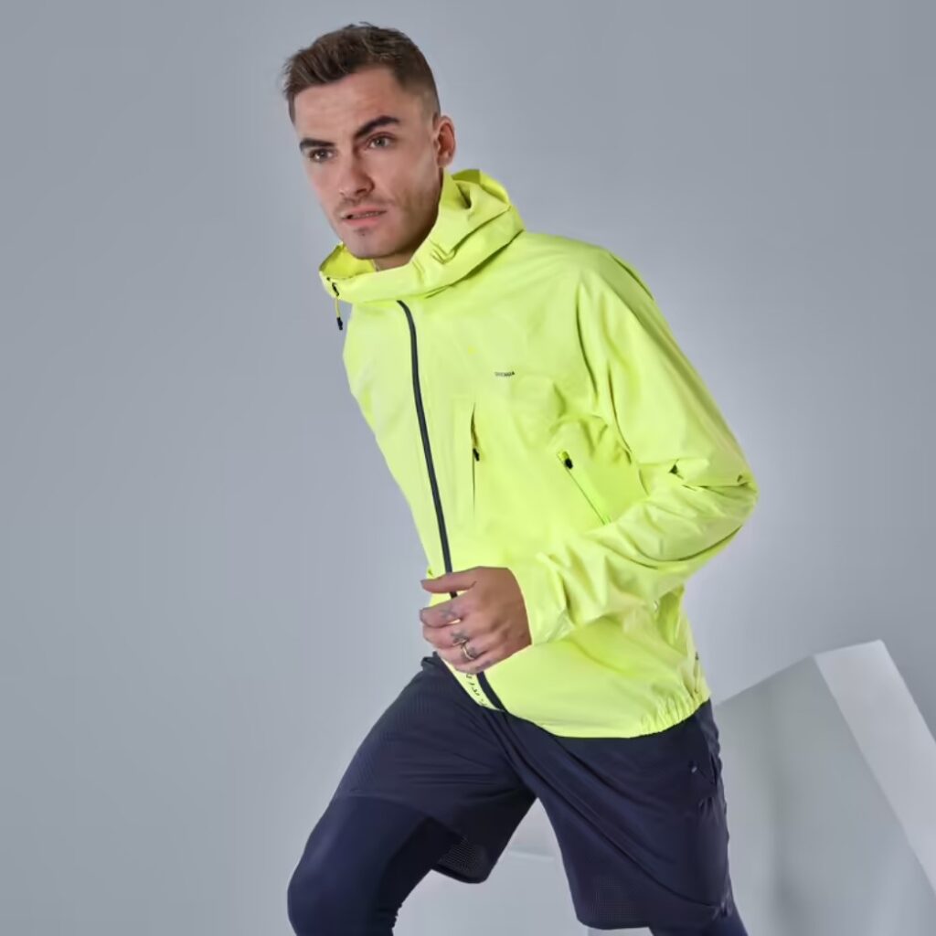 Gilet de trail avec flasques souples à l’avant, utilisé comme sac de randonnée ultraléger