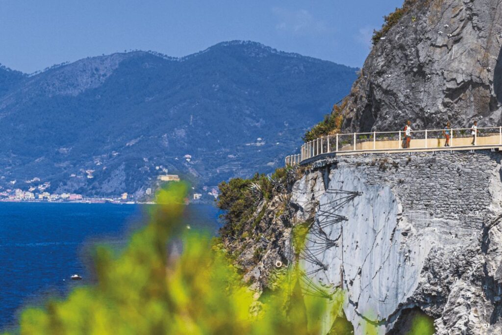 Via dell’Amore, sentier en balcon taillé dans la falaise au-dessus de la mer entre Riomaggiore et Manarola