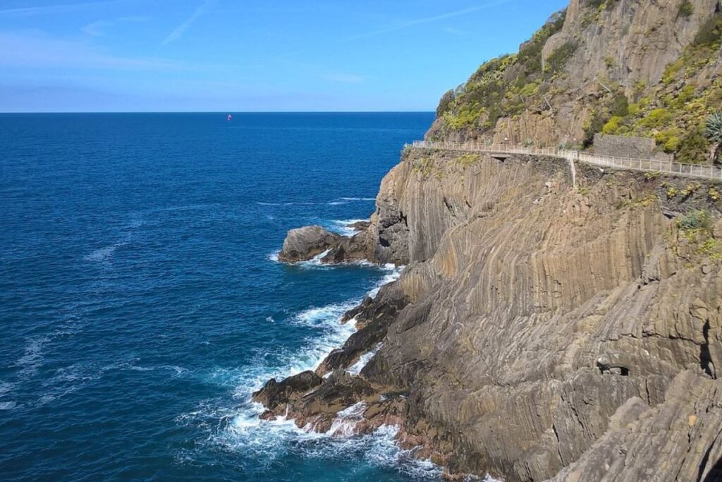 Panorama sur la mer Ligure et les falaises depuis la Via dell’Amore aux Cinque Terre