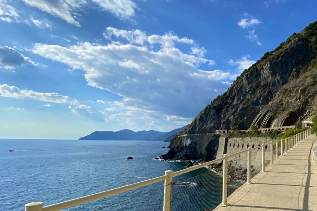 Promeneurs sur la Via dell’Amore, sentier plat et sécurisé longeant la falaise aux Cinque Terre