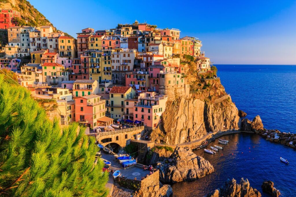Village coloré de Manarola perché sur son rocher au-dessus de la mer aux Cinque Terre