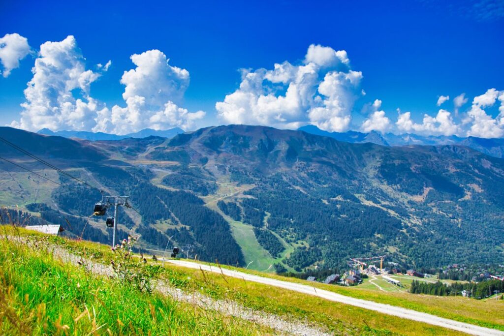 Sentier menant au col de la Loze, entre Méribel et Courchevel, avec la Grande Casse en arrière-plan