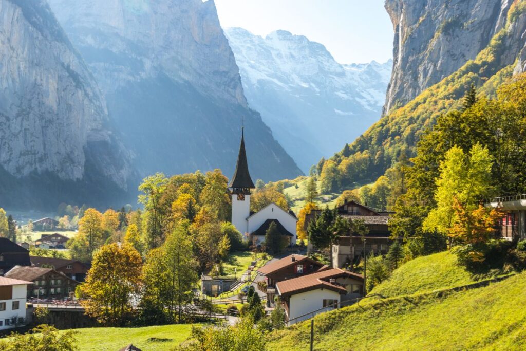 Sentier de randonnée longeant la Lütschine blanche au fond de la vallée de Lauterbrunnen