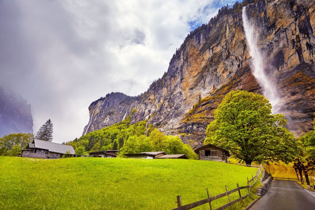 Cascade du Staubbach tombant de la falaise au-dessus de l’église et des maisons de Lauterbrunnen