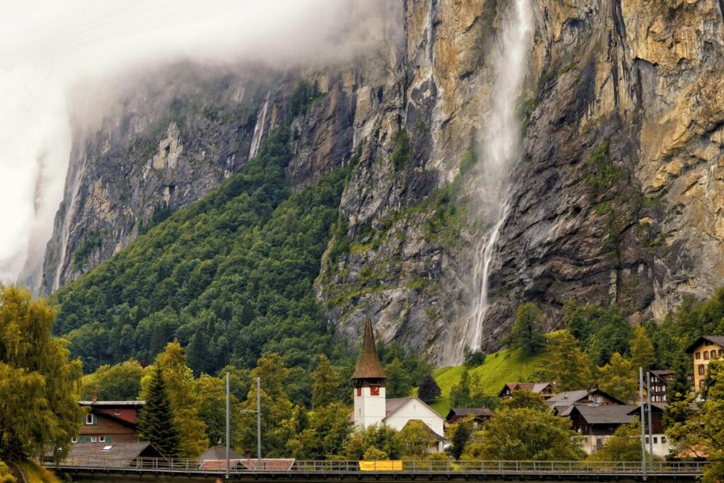 Village sans voitures perché en balcon au-dessus de la vallée de Lauterbrunnen, face aux sommets enneigés de l’Oberland bernois