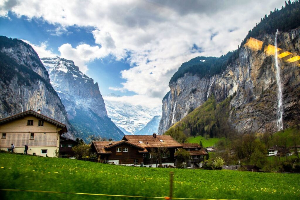 Chalets traditionnels en bois de l’Oberland bernois dans les prairies de la vallée de Lauterbrunnen