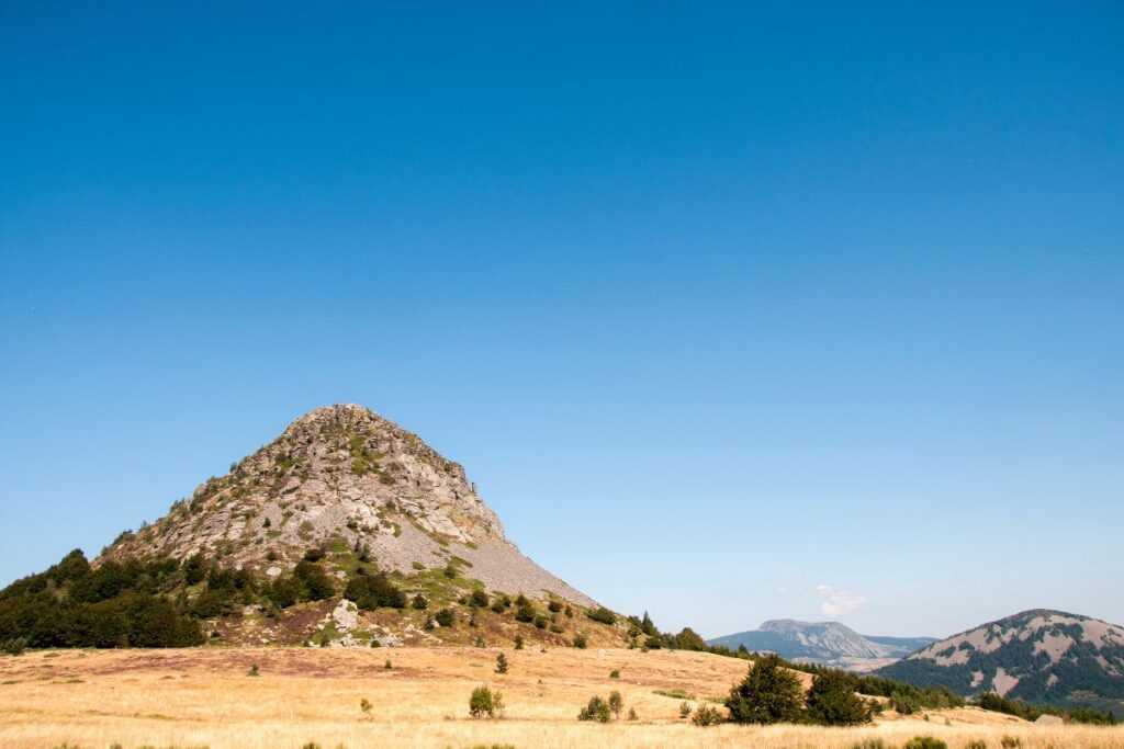 Le mont Gerbier de Jonc, suc volcanique de phonolite où la Loire prend sa source, en Ardèche
