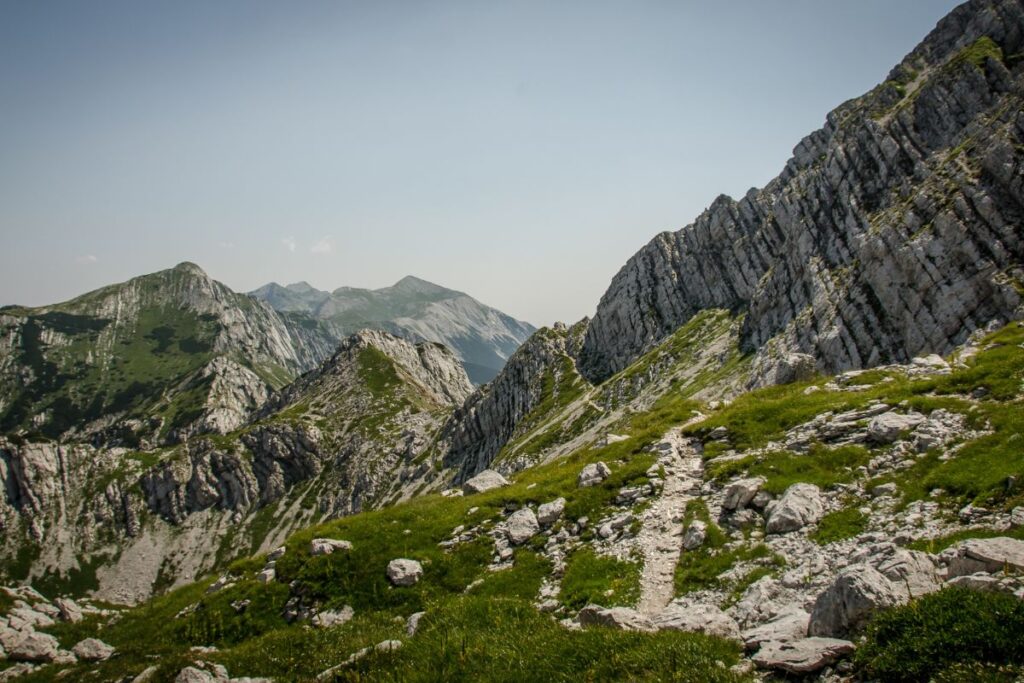 Crêtes herbeuses du Vogel dominant le lac de Bohinj, Alpes juliennes
