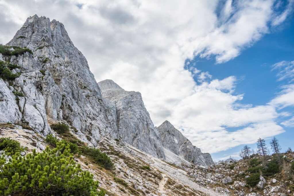 Prairie de Slemenova špica face aux parois du Prisojnik et du Jalovec, près du col du Vršič