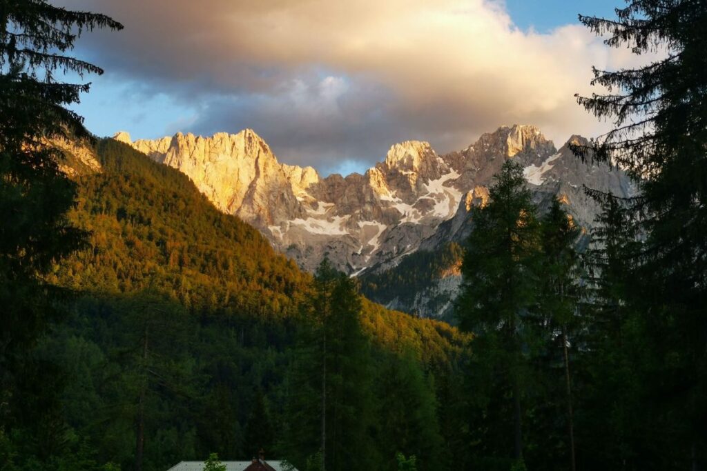 Massif du Triglav vu depuis un sentier des Alpes juliennes, Slovénie