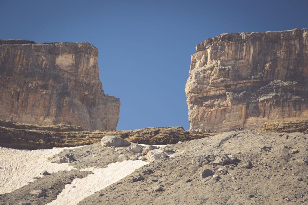 La Brèche de Roland, entaille rocheuse à 2 804 m dans la muraille calcaire du cirque de Gavarnie, Hautes-Pyrénées