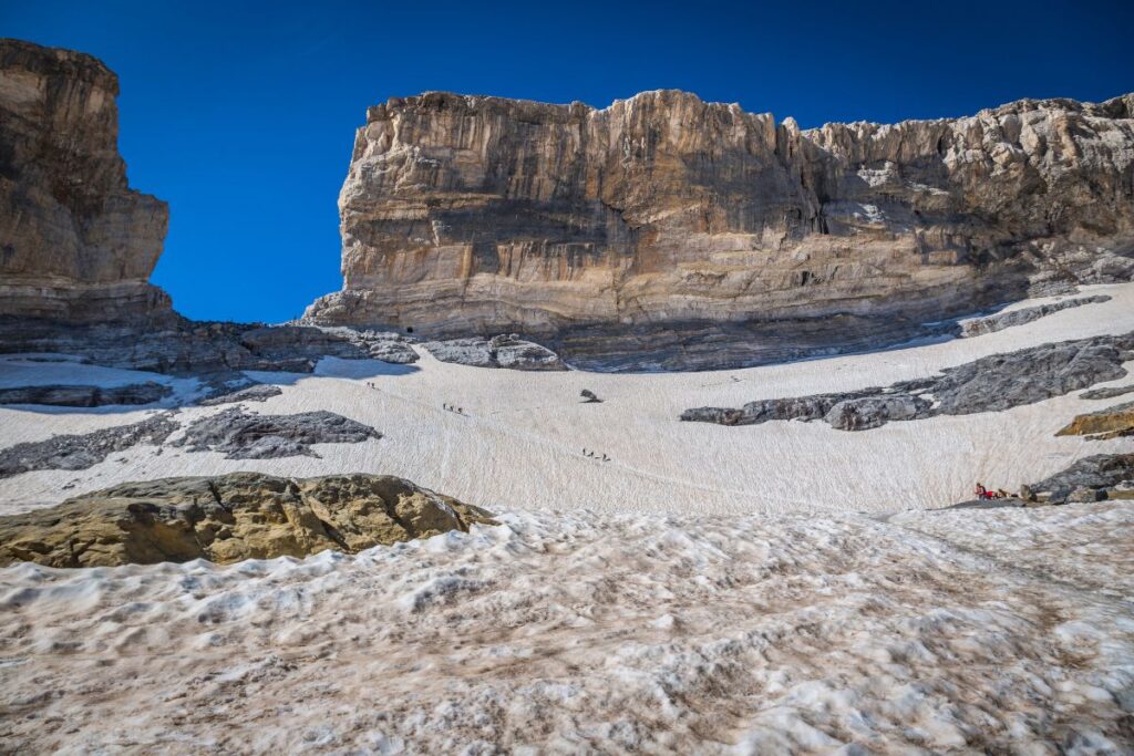 Névé sous la Brèche de Roland, à franchir avec crampons et piolet en début d’été